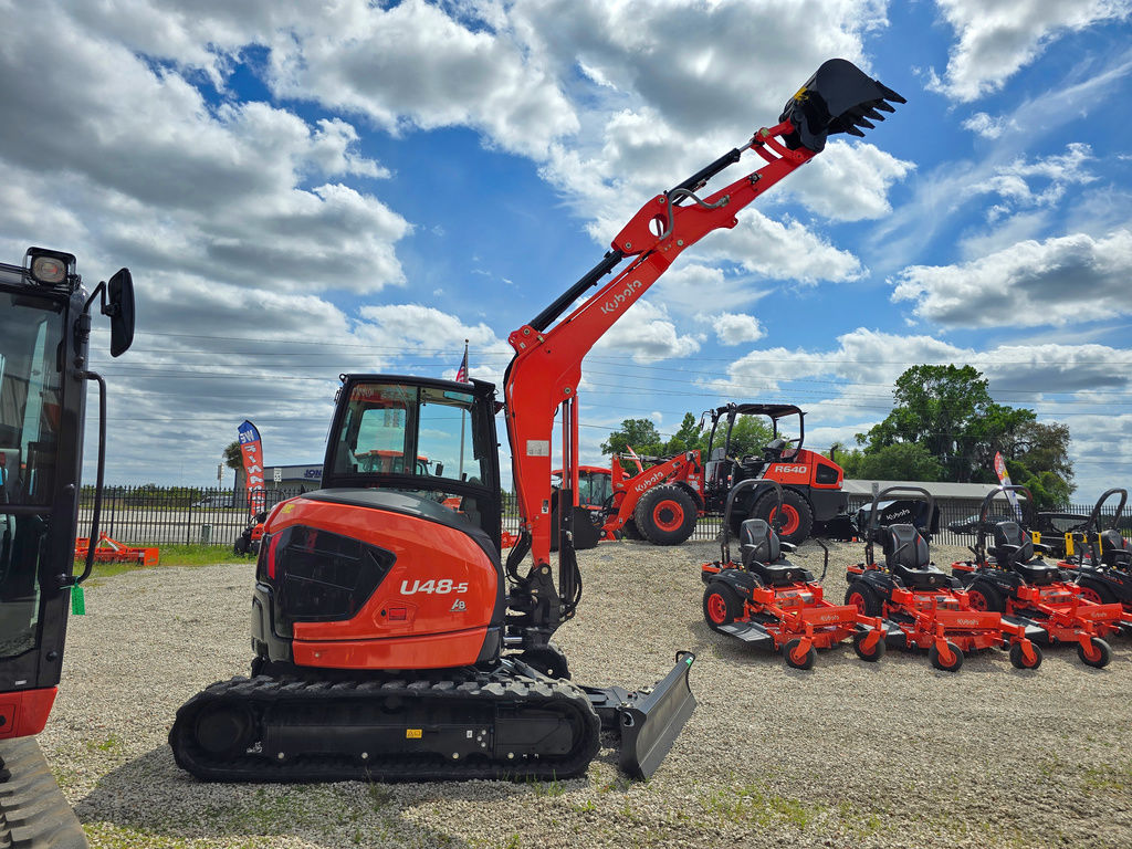 Kubota U48-5 - wheel and axle detail