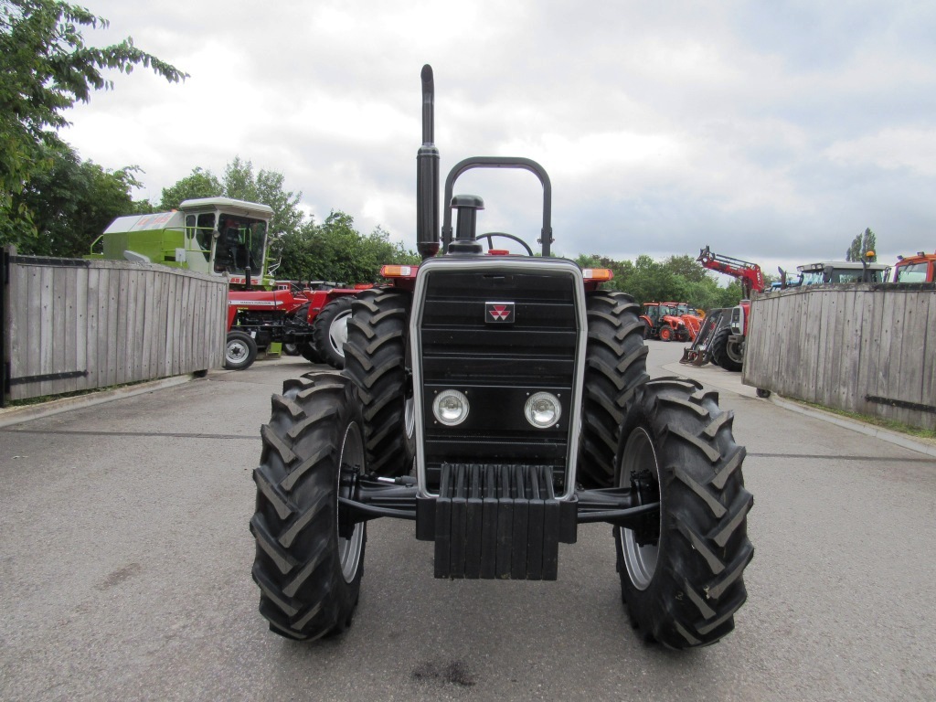 Massey Ferguson 265 - three-quarter view