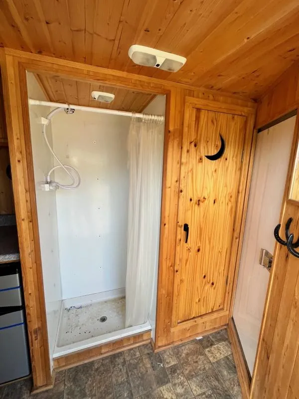 2004 Sundowner 3 Horse Weekender Horse Trailer