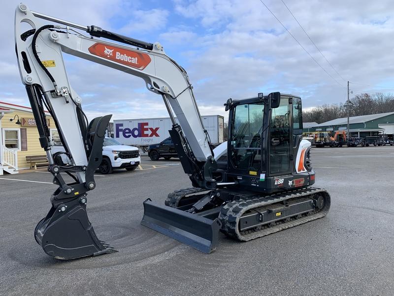 Bobcat E88 - frame and coupler detail