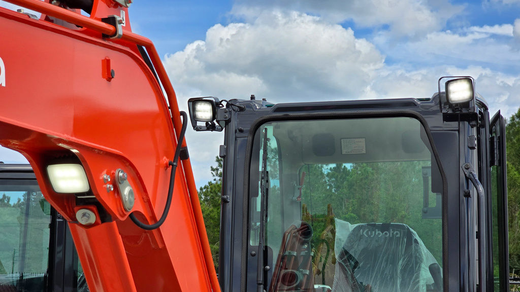 Kubota U48-5 - three-quarter view