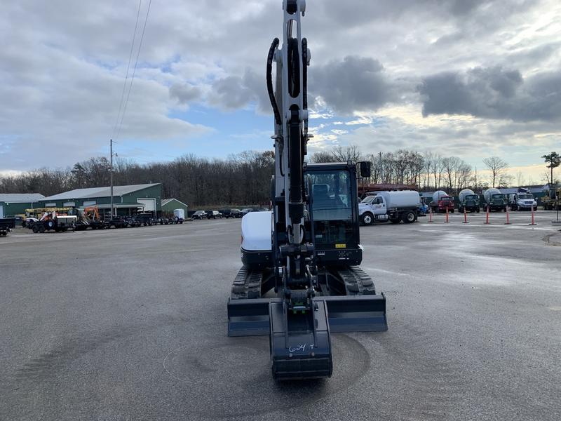 Bobcat E88 - wheel and axle detail