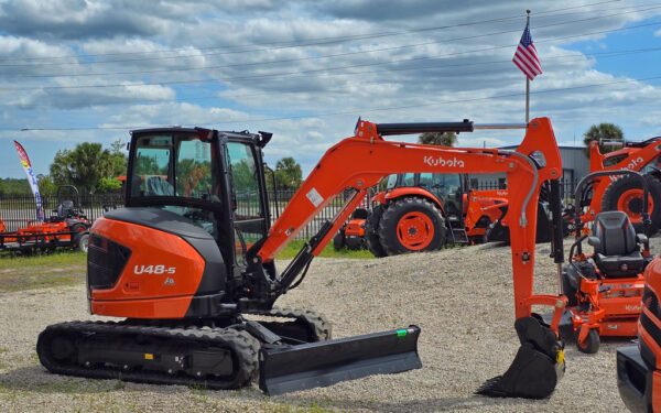 Kubota U48-5 - side view