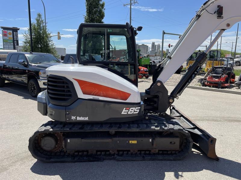 Bobcat E85 - control and cab detail